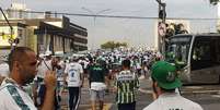 Torcedores do Palmeiras caminham para o Allianz Parque  Foto: Reprodução/Twitter / Estadão Conteúdo