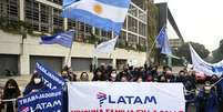 Funcionários da Latam Argentina fizeram protesto em Buenos Aires após a companhia anunciar fim de operações domésticas no país em julho de 2020  Foto: Juan MABROMATA/AFP / BBC News Brasil