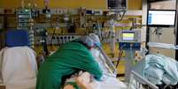 Enfermeira trata paciente com Covid-19 em UTI de hospital em Aachen, Alemanha
21/12/2020
REUTERS/Leon Kuegeler  Foto: Reuters