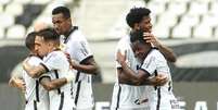 Gustavo Silva, Jô e Cazares estão garantidos mais uma vez no ataque titular (Foto: Rodrigo Coca/Ag. Corinthians)  Foto: Lance!