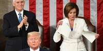 Mike Pence e Nancy Pelosi atrás do presidente Donald Trump, em fevereiro de 2020  Foto: AFP / Ansa - Brasil