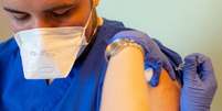 Vacinação dará prioridade a profissionais de saúde, idosos, indígenas e quilombolas  Foto: Getty Images / BBC News Brasil