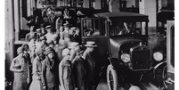 Após 102 anos no Brasil, Ford decidiu interromper a produção no país; imagem mostra visita à fábrica em São Paulo, em 1922  Foto: Divulgação/Ford / BBC News Brasil
