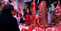 Açougue em Pequin, na China; importações de carne do país atingiram recorde em 2020
REUTERS/Tingshu Wang  Foto: Reuters