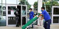 Funcionário chega com cilindro de oxigênio ao hospital Getúlio Vargas, em Manaus
14/01/2021 REUTERS/Bruno Kelly  Foto: Reuters
