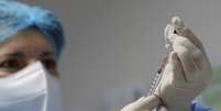 Enfermeira prepara dose da vacina Pfizer.BioNTech contra Covid-19 em Bucareste
27/12/2020 Inquam Photos/Octav Ganea via REUTERS   Foto: Reuters