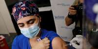 Profissional de saúde recebe dose da vacina da Pfizer-BioNTech contra Covid-19, em Miami
15/12/2020
REUTERS/Marco Bello  Foto: Reuters