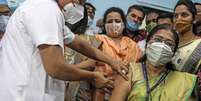 Vacinação contra Covid em hospital de Mumbai, na Índia  Foto: EPA / Ansa