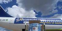 Avião da Azul, que buscaria vacina contra a covid-19 na Índia, chegou a Manaus na tarde de sábado com 40 cilindros de oxigênio  Foto: Divulgação / Estadão