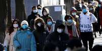 Pessoas usando máscara de proteção caminham em Pequim, na China. 16/1/2021. REUTERS/Tingshu Wang  Foto: Reuters
