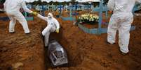 Enterro de vítima da covid-19, em Manaus. 17/1/2021. REUTERS/Bruno Kelly  Foto: Reuters