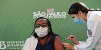 Enfermeira Monica Calazans é a primeira pessoa a ser vacinada com a CoronaVac no Brasil
17/01/2021
REUTERS/Amanda Perobelli  Foto: Reuters