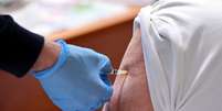 Pessoas recebem dose da vacina contra o coronavírus na Itália  Foto: Reuters