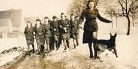 Guardas mulheres em Ravensbrück, na Alemanha, em foto tirada por volta de 1940  Foto: Gedenkstätte Ravensbrück / BBC News Brasil