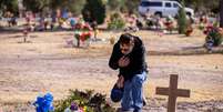 Homem presta homenagem ao filho, vitimado pela Covid-19, em cemitério em El Paso, Texas (EUA) 
25/11/2020
REUTERS/Ivan Pierre Aguirre  Foto: Reuters