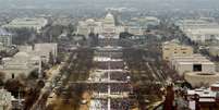 Multidão de pessoas no gramado diante do Capitólio, em Washington, durante a cerimônia de posse de Donald Trump em 20 de janeiro de 2017  Foto: Reuters / BBC News Brasil