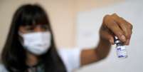 Enfermeira segura frasco da vacina contra Covid-19 Sputnik V em hospital de La Plata, na Argentina
18/01/2021 REUTERS/Agustin Marcarian  Foto: Reuters