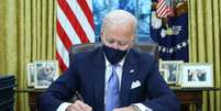 Presidente dos EUA, Joe Biden, assina decretos no Salão Oval da Casa Branca
20/01/2021
REUTERS/Tom Brenner  Foto: Reuters