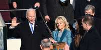 Joe Biden durante seu juramento, ao lado da esposa Jill Biden  Foto: Reuters