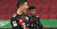 Robert Lewandowski marcou o único gol do triunfo do Bayern sobre o Augsburg (Foto: AFP)  Foto: Lance!