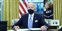 Depois de prestar juramento, Joe Biden foi à Casa Branca para iniciar suas primeiras ações como presidente  Foto: Reuters / BBC News Brasil