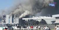 Imagem de vídeo mostra fumaça durante incêndio em complexo do Instituto Serum, em Pune, na Índia
21/02/2021 PUNE CITY NEWS/Divulgação via REUTERS    Foto: Reuters