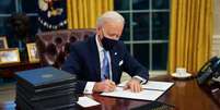 Joe Biden assina ordens executivas em suas primeiras horas de governo  Foto: EPA / Ansa - Brasil
