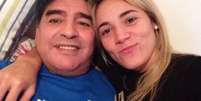 Maradona e sua última namorada, Rocío: a morte dele não cessou polêmicas do antigo casal  Foto: Reprodução