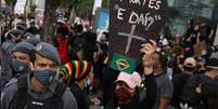 Protesto contra o governo destaca frase de Bolsonaro sobre mortes por covid-19  Foto: Reuters / BBC News Brasil