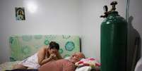 Osmar Magalh&atilde;es recebe ajuda da filha Karoline Magalh&atilde;es em sua casa em Manaus
20/01/2021
REUTERS/Bruno Kelly  Foto: Reuters