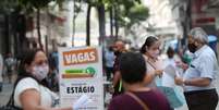 Mulher entrega currículo à agente de recrutamento enquanto pessoas leem anúncios de vagas de emprego, no centro de São Paulo
06/10/2020 
REUTERS/Amanda Perobelli  Foto: Reuters