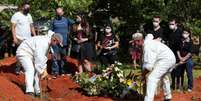 Enterro de vítima da Covid-19 no cemitério da Vila Formosa, em São Paulo (SP) 
07/01/2021
REUTERS/Amanda Perobelli  Foto: Reuters