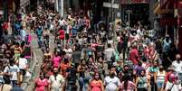 Dezenas de pessoas no centro de São Paulo durante pandemia  Foto: EPA / Ansa