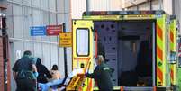 Paramédicos transferem paciente em meio a surto de coronavírus. Londres, Reino Unido. 23/01/2021. REUTERS/Henry Nicholls    Foto: Reuters