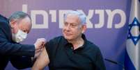 Primeiro-ministro de Israel, Benjamin Netanyahu, recebe vacina contra Covid-19 
09/01/2021
Miriam Elster/Pool via REUTERS  Foto: Reuters