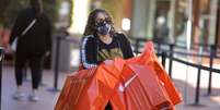 Consumidora em shopping da Califórnia. REUTERS/Lucy Nicholson/File Photo/File Photo  Foto: Reuters