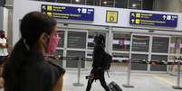 Passageira no aeroporto do Galeão, no Rio de Janeiro
21/12/2020 REUTERS/Pilar Olivares  Foto: Reuters