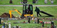 Trabalhadores cavam sepulturas em um cemitério, em meio à propagação da pandemia da doença coronavírus (COVID-19), em Londres, Reino Unido. 11/01/2021.  REUTERS/Toby Melville.  Foto: Reuters