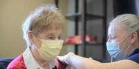 AstraZeneca nega baixa eficácia de vacina anti-covid em idosos  Foto: Reuters