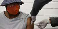 África do Sul tem participado de testes em humanos para várias vacinas potenciais para covid-19  Foto: Reuters / BBC News Brasil