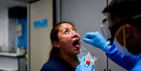 Os cientistas estão começando a notar padrões nas mutações do vírus causador da covid-19 em todo o mundo  Foto: Oscar Del Pozo/Getty Images / BBC News Brasil