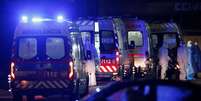 Ambulâncias com pacientes com Covid-19 aguardam no hospital Santa Maria, em Lisboa
26/01/2021
REUTERS/Pedro Nunes  Foto: Reuters