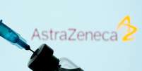 Seringa e frasco em frente ao logo da AstraZeneca em foto de ilustração
11/01/2021 REUTERS/Dado Ruvic  Foto: Reuters
