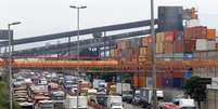 Caminh&otilde;es em terminal do porto de Santos (SP) 
25/02/2015
REUTERS/Paulo Whitaker  Foto: Reuters