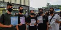  Estudantes deixam a Faculdade UNIP Jaguaré em São Paulo (SP), neste domingo (24), após realizarem a segunda prova do ENEM 2020.  Foto: Ronaldo Silva / Futura Press