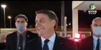SORRIDENTE! Jair Bolsonaro pede que brasileiros "voltem a viver, sorrir e fazer piada" durante pandemia (Reprodução / YouTube)  Foto: Lance!