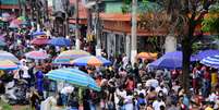 Movimentação de consumidores e vendedores nas calçadas na região do Brás em São Paulo (SP) para as compras de fim de ano  Foto: Ronaldo Silva / Futura Press