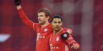 Serge Gnabry, do Bayern de Munique, comemora seu quarto gol com Thomas Muller  Foto: Andreas Gebert  / Reuters