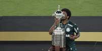 Luiz Adriano beija o troféu da Libertadores  Foto: Silvia Izquierdo / Reuters