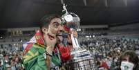 Abel Ferreira posa com o troféu de campeão da Libertadores  Foto: Ricardo Moraes / Reuters